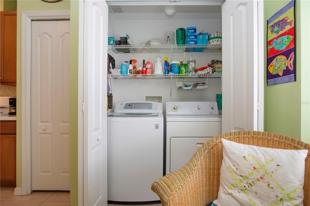 laundry area featuring light tile patterned floors and independent washer and dryer