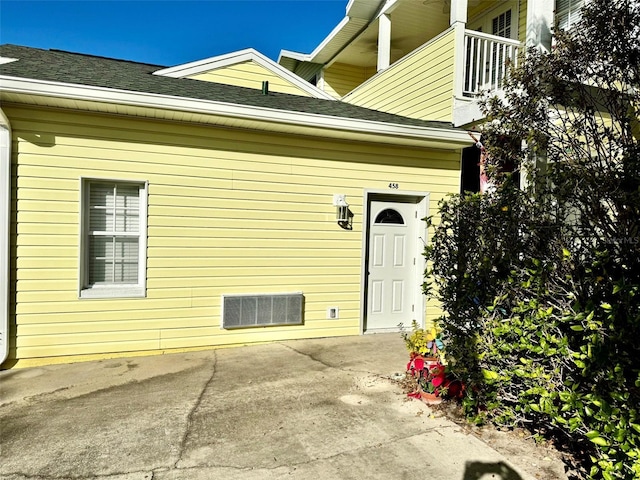 entrance to property with a balcony