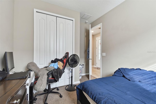 bedroom featuring a textured ceiling and a closet