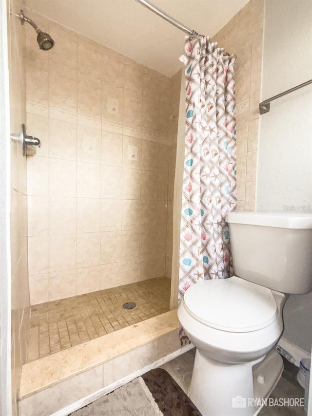 bathroom featuring toilet and a shower with curtain