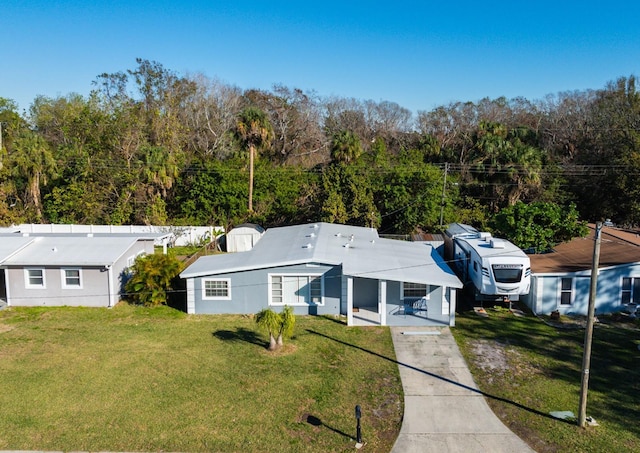 view of front of property featuring a front yard