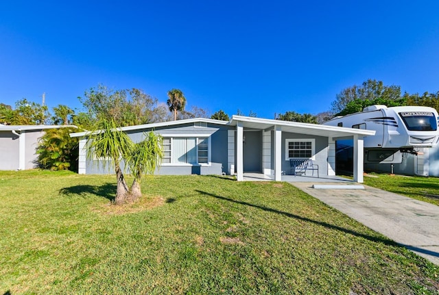 view of front facade featuring a carport and a front yard