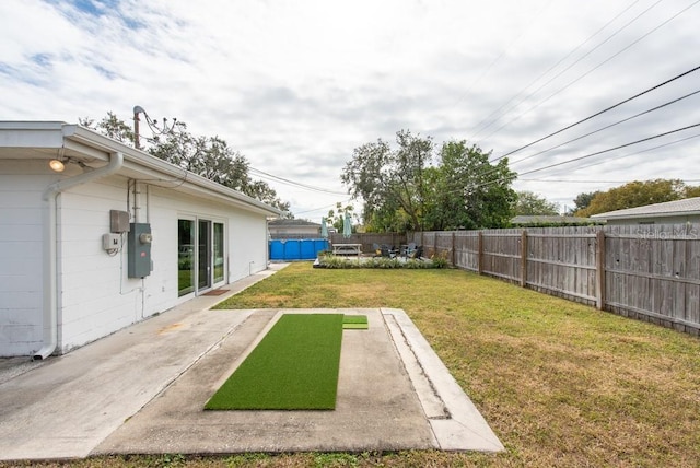 view of yard featuring a patio area