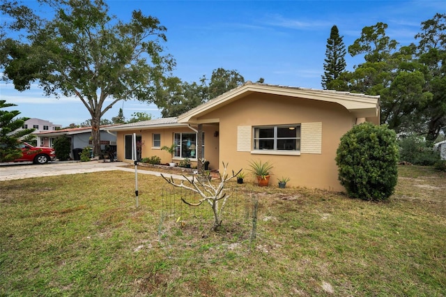 single story home with a front lawn