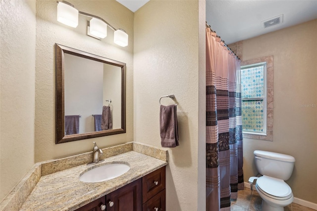 full bathroom featuring toilet, curtained shower, vanity, baseboards, and visible vents