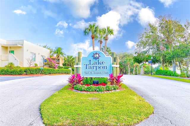 community sign featuring a yard