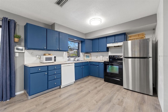 kitchen featuring light hardwood / wood-style floors, white appliances, blue cabinets, a textured ceiling, and sink