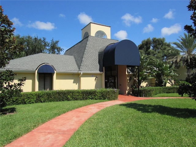 view of front of property with a front yard