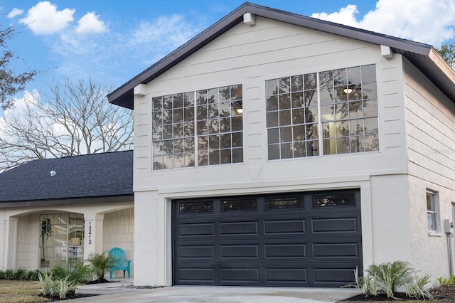 view of front facade featuring a garage