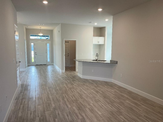 foyer entrance featuring sink and a high ceiling