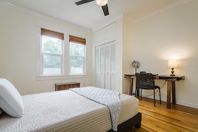 bedroom featuring crown molding, ceiling fan, hardwood / wood-style floors, and a closet