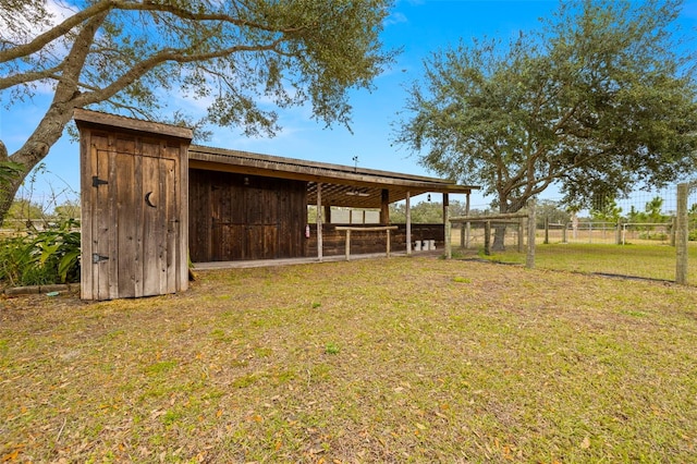 view of yard featuring an outbuilding