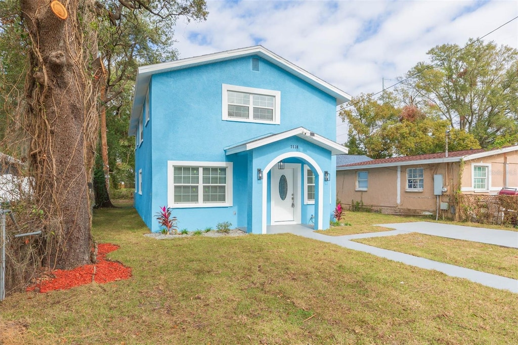 view of front of house featuring a front yard