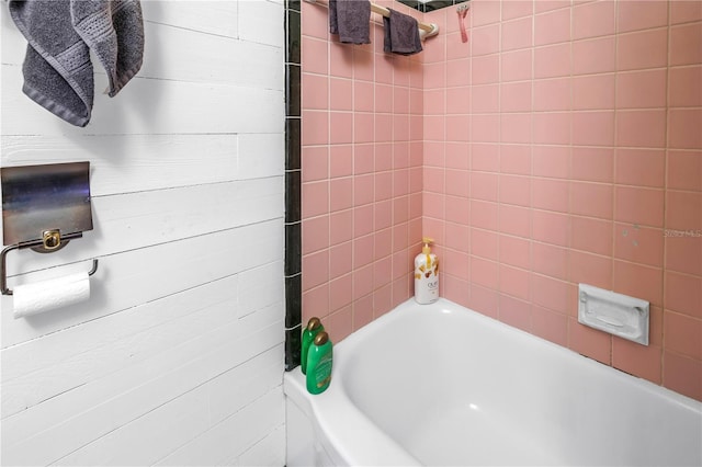 bathroom featuring tiled shower / bath combo