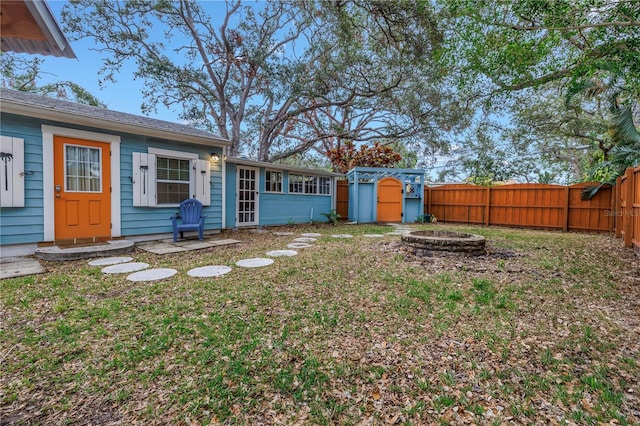 view of yard with a storage shed