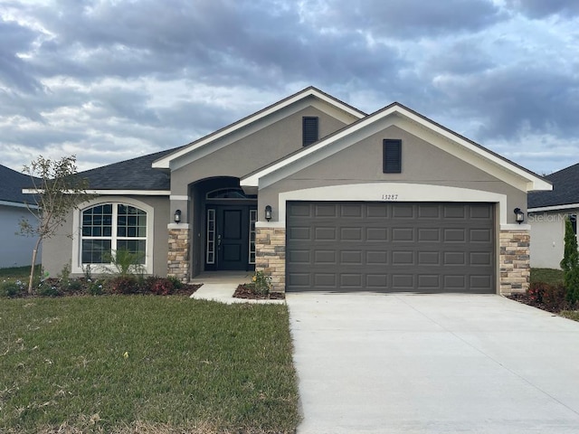 view of front facade featuring a garage and a front yard