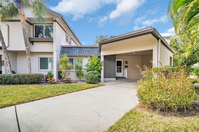 view of front of property featuring a front yard