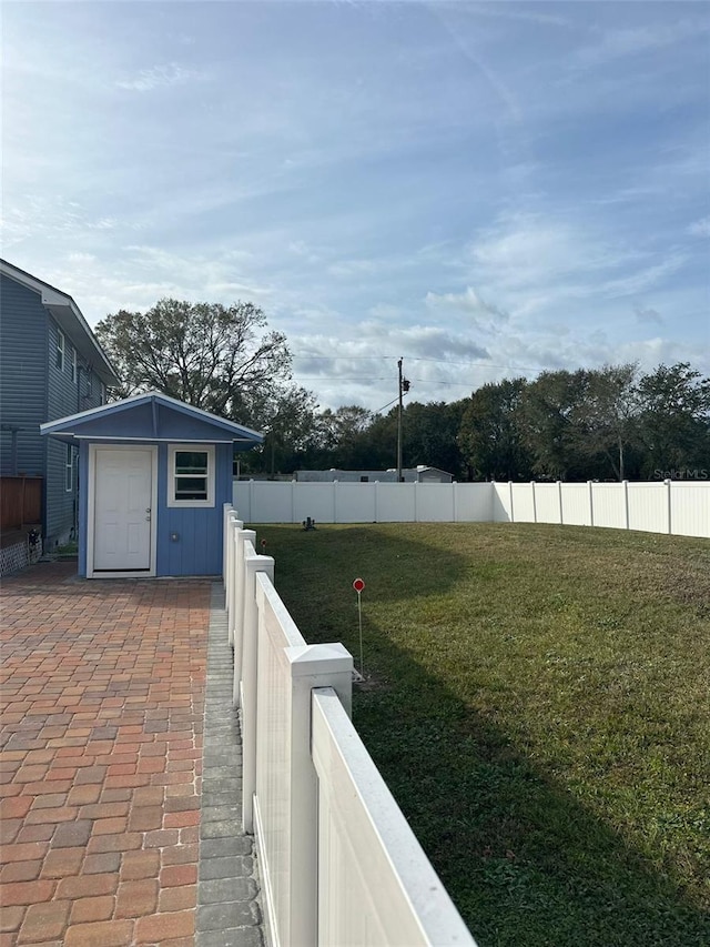 view of yard featuring an outbuilding