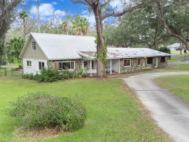 ranch-style home with a front yard