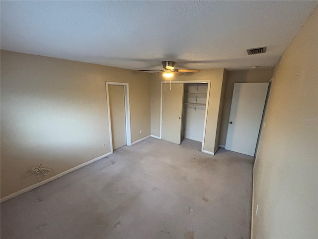 unfurnished bedroom with ceiling fan, a textured ceiling, and a closet