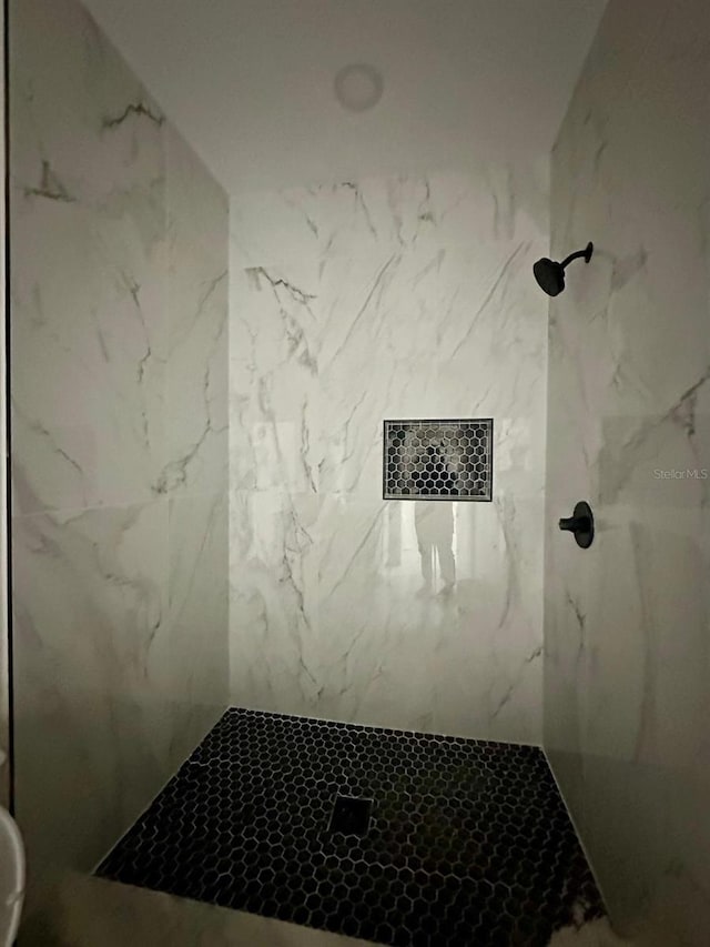 bathroom featuring a tile shower