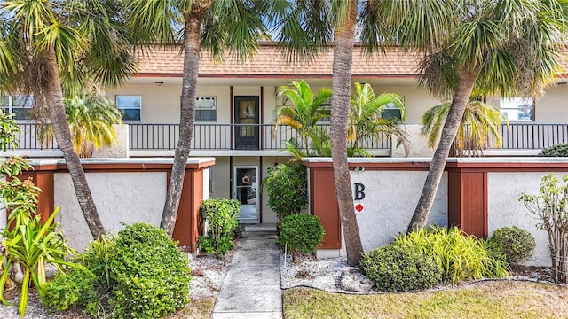 view of front of home featuring a balcony