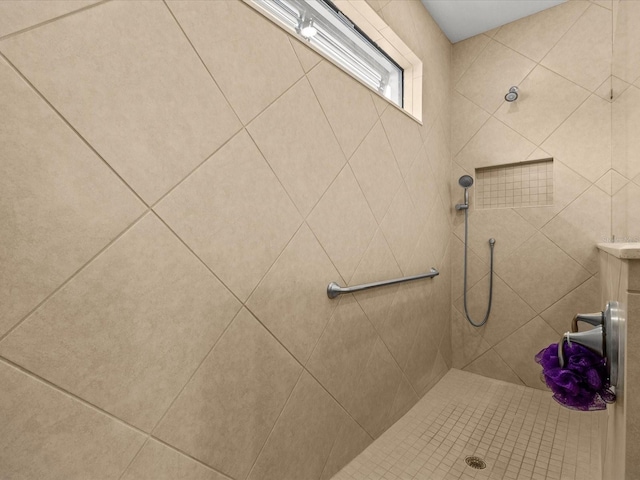 bathroom featuring tiled shower