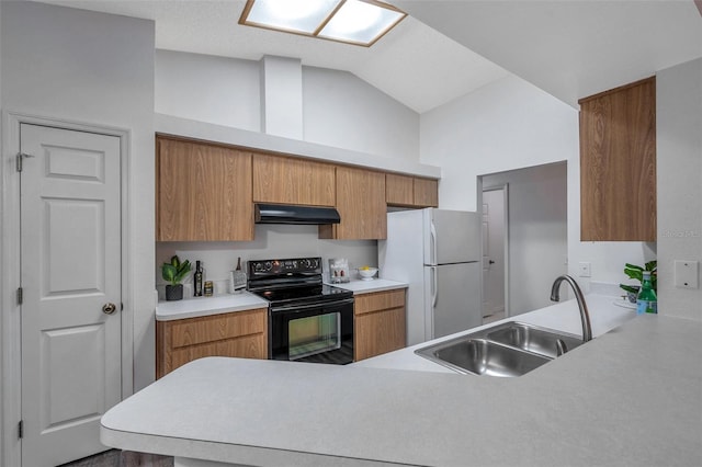 kitchen featuring lofted ceiling, black electric range, white fridge, kitchen peninsula, and sink