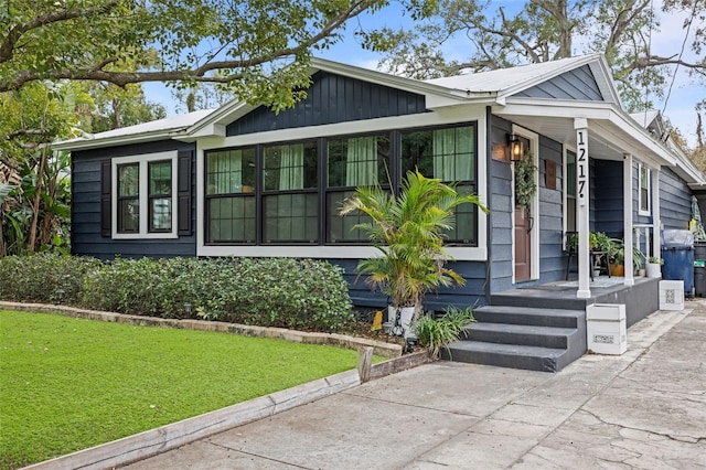 view of front of property featuring a front lawn