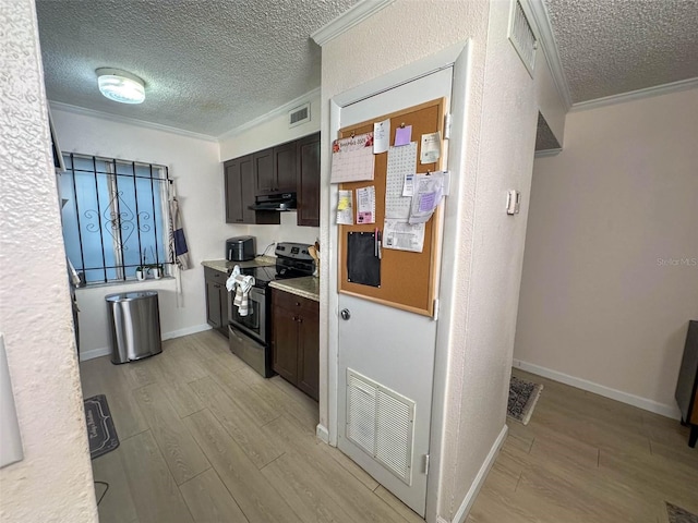 kitchen featuring light hardwood / wood-style floors, dark brown cabinets, stainless steel electric range, a textured ceiling, and ornamental molding