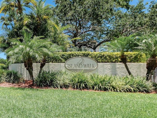 community sign featuring a yard