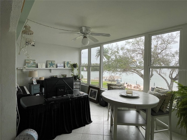 sunroom / solarium with ceiling fan