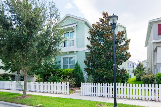 view of front of property featuring a balcony