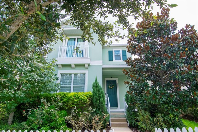 view of front of property featuring a balcony and stucco siding