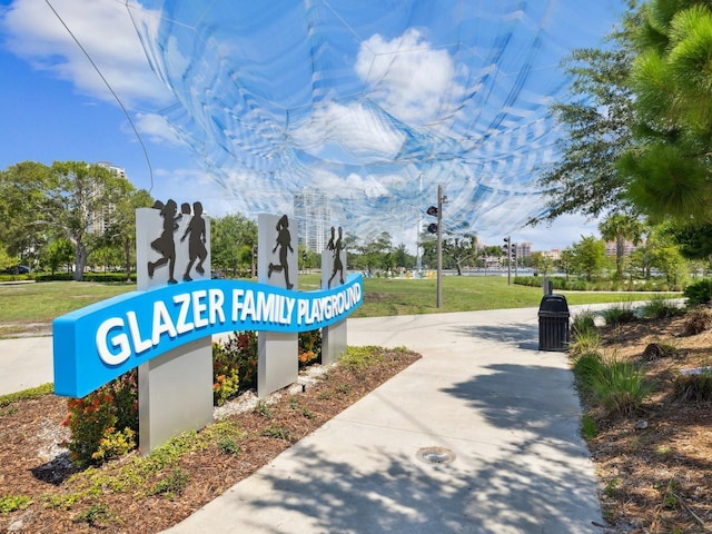 view of home's community featuring a lawn