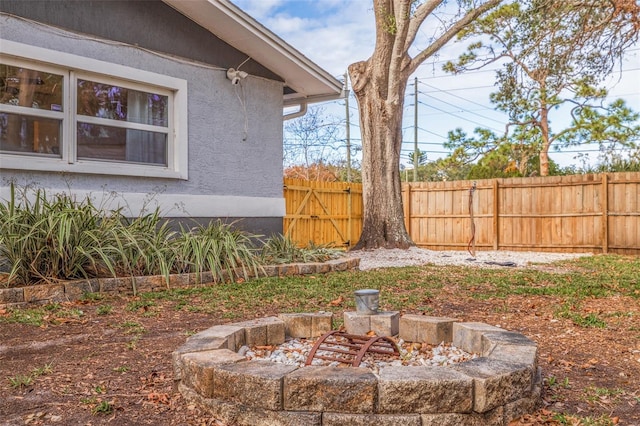 view of yard featuring a fire pit