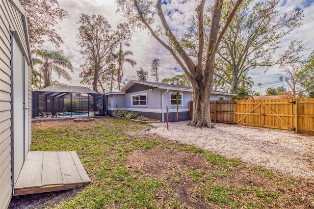 view of yard featuring a fenced in pool and a lanai