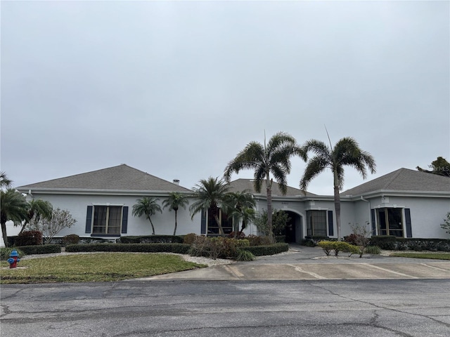 single story home with a front yard