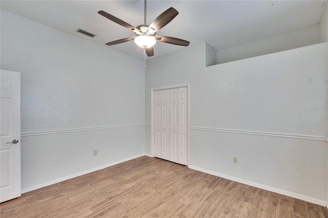 unfurnished room with light wood-type flooring and ceiling fan