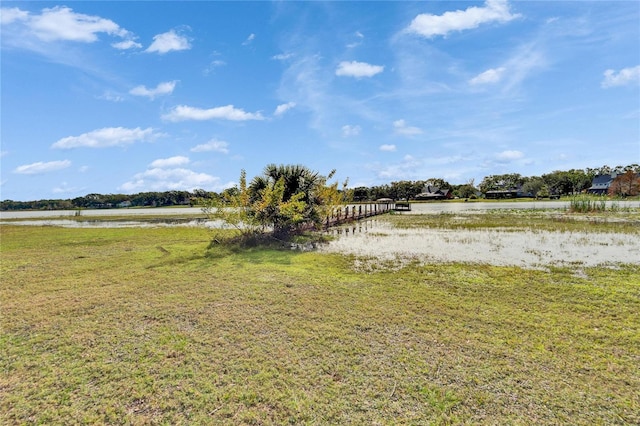 view of yard featuring a water view