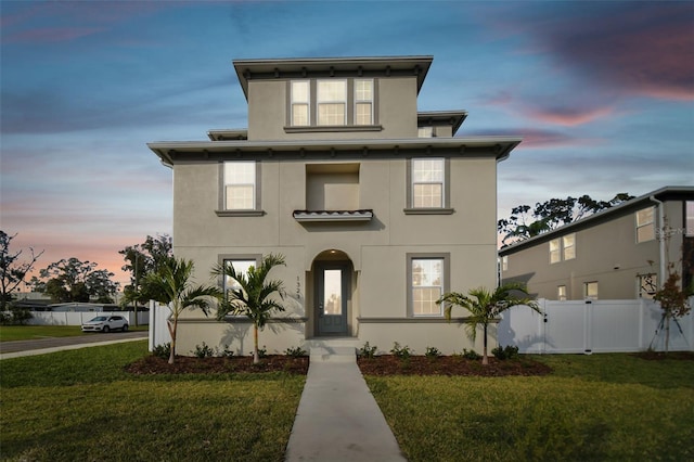 view of front of house featuring a yard