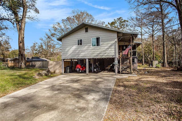 view of side of property featuring a carport and a yard