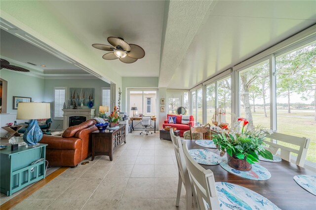 sunroom with ceiling fan