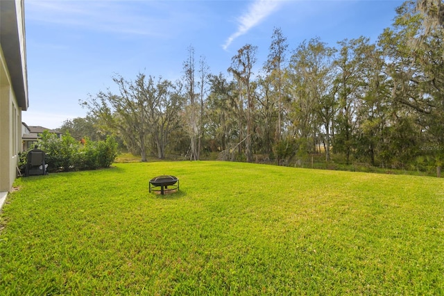 view of yard featuring a fire pit