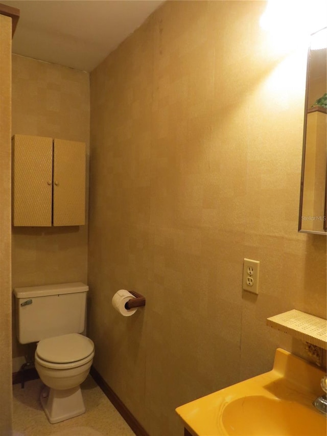 bathroom featuring toilet and sink