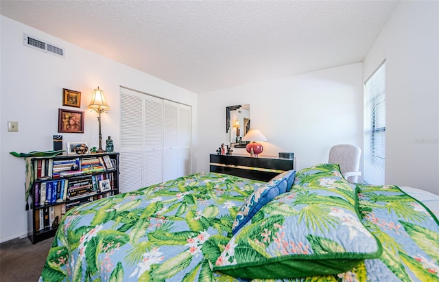 204 Lennox Rd W, W, Palm Harbor, FL 34683 - bedroom with a closet, carpet floors, and a textured ceiling
