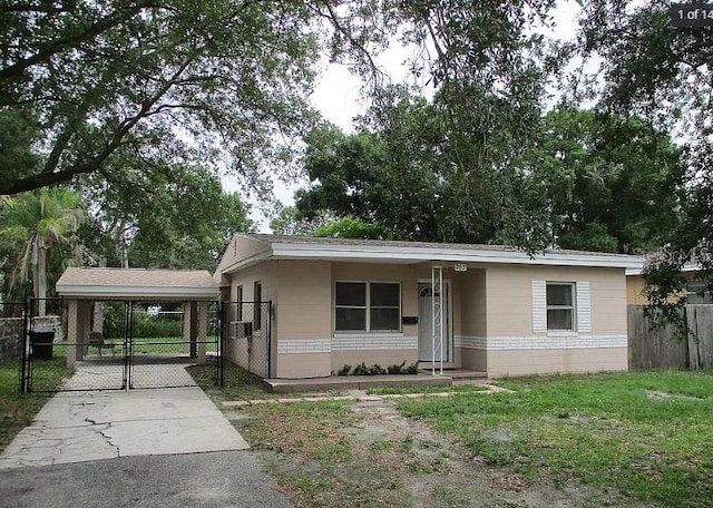 view of front of home featuring a front lawn and a carport