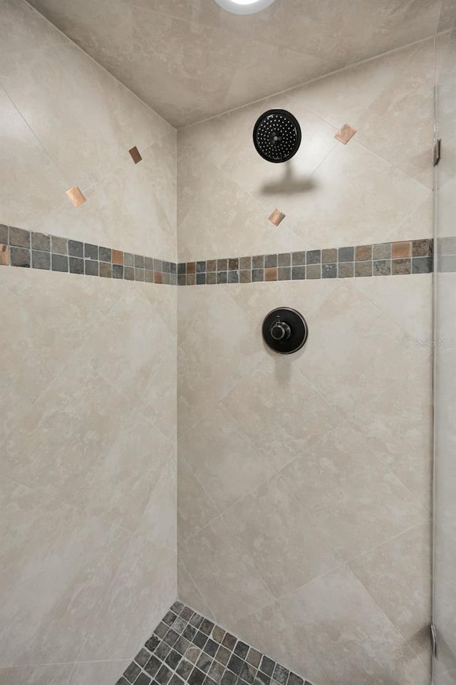 bathroom featuring a tile shower