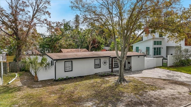 view of front of home featuring a front yard