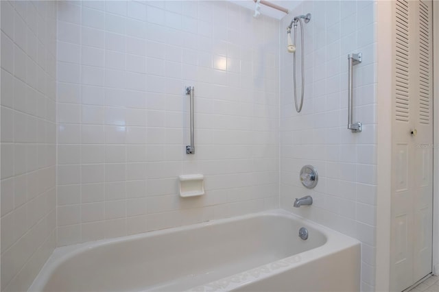 bathroom with tiled shower / bath